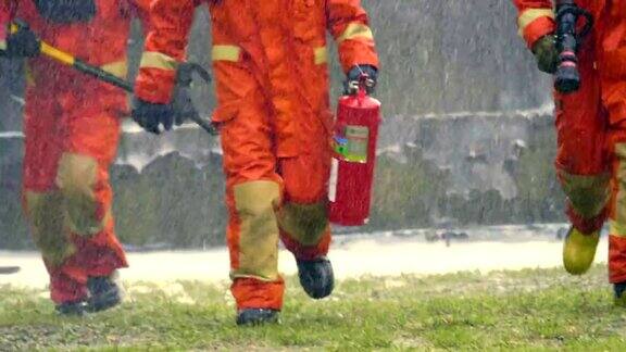 消防员雨中演练