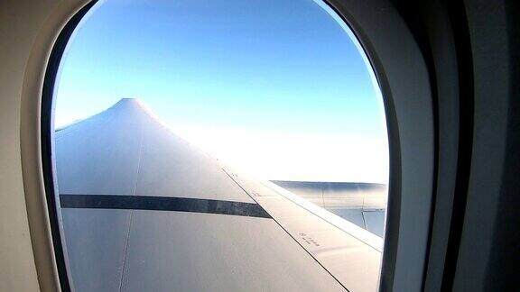 缩小镜头从天空的窗口飞机机翼