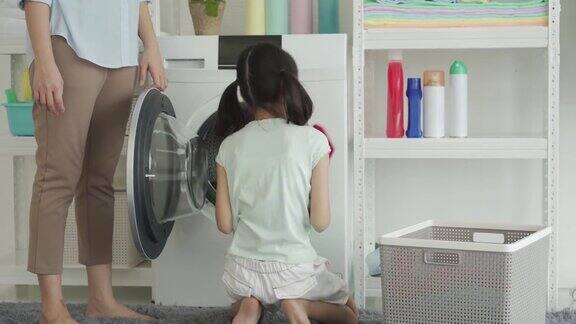 妈妈和女儿一起洗衣服、洗衣服或做家务