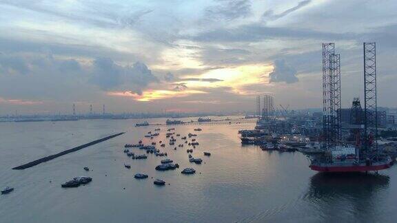 日落时分新加坡造船厂区域的无人机航拍