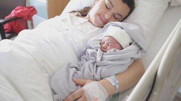 新出生的婴儿和他的母亲