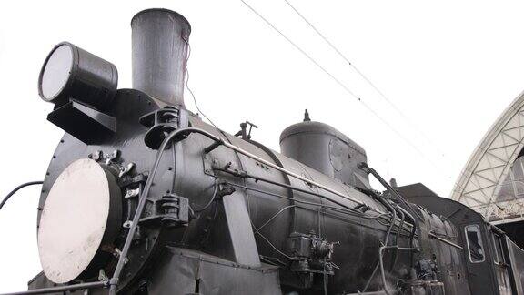 老式蒸汽火车机车机车轮子蒸汽火车离开