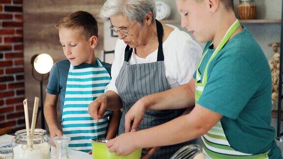 快乐的孙子帮奶奶准备饼干