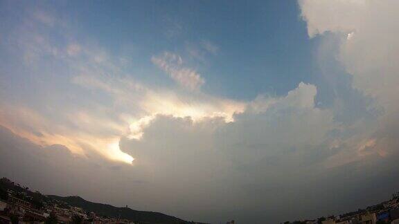 4K在印度古吉拉特邦Wankaner日落时天空中的云的延时