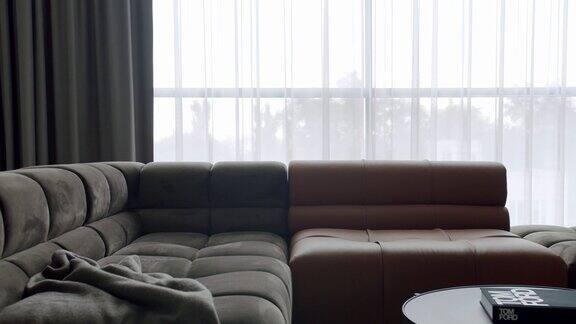 豪华现代室内与角落沙发和圆桌