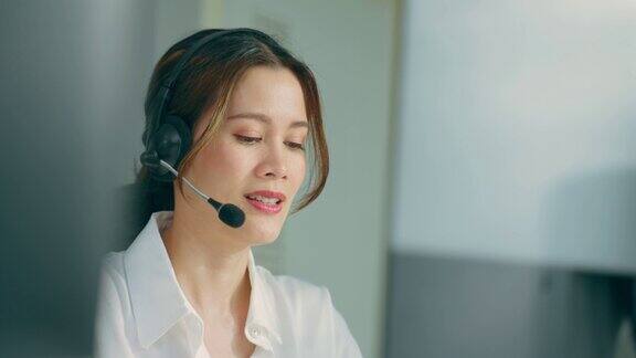 商业女性呼叫沟通在办公室戴着耳机