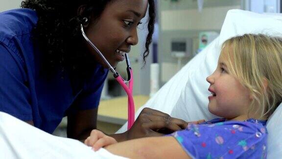 重症监护室的小女孩和女护士谈话