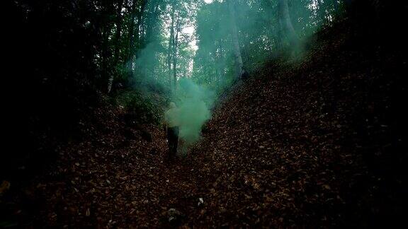 人在森林中持有绿色烟雾-4K分辨率