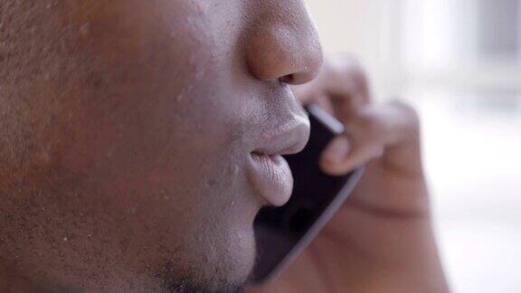 一张年轻的非裔美国人打电话的脸