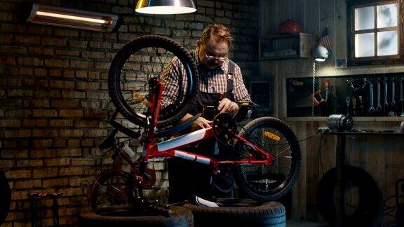 一个成年人在车库修理自行车