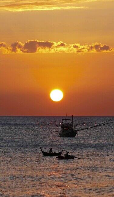 日落时海上的渔船