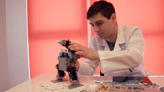 这个学生在实验室里制造了一个机器人