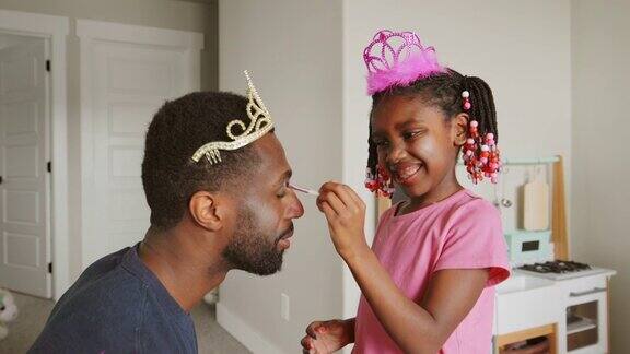 爸爸和女儿的游戏时间打扮和化妆