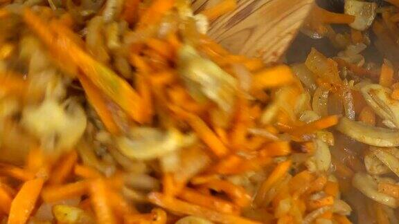 香菇配洋葱和胡萝卜铸铁平底锅