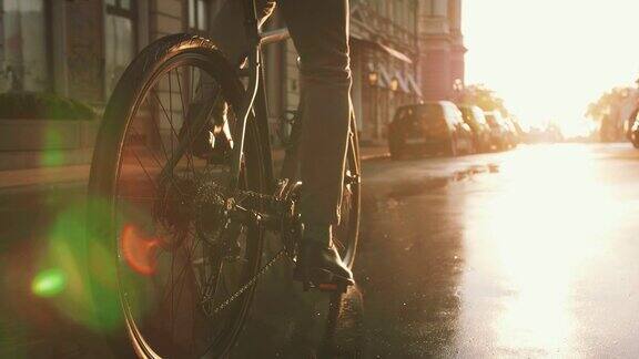 年轻人驾驶自行车在城市中心
