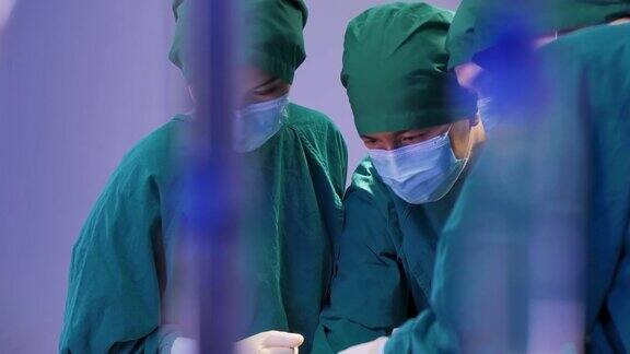 特写亚洲女医生外科专业医生团队身穿手术服而头脑风暴力量协助手术在医院医疗队正在进行外科手术STEM概念中的女性