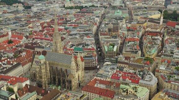白天维也纳市中心主教堂著名的步行街空中全景4k奥地利