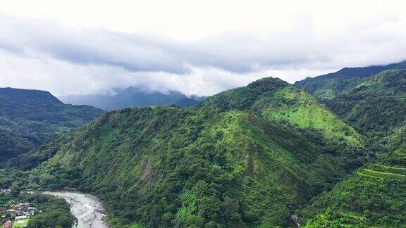 河流在山谷与明亮的草地夏天自然景观