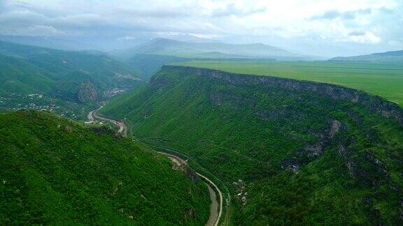 无人机拍摄了美丽的绿色峡谷和高原在亚美尼亚4K