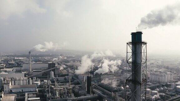有化工厂的工业区鸟瞰图工厂烟囱冒烟