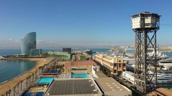 西班牙巴塞罗那的维尔港和圣塞巴斯蒂安海滩的鸟瞰图