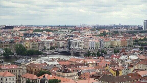 鸟瞰:夏日里古老的布拉格城属于伏尔塔瓦河