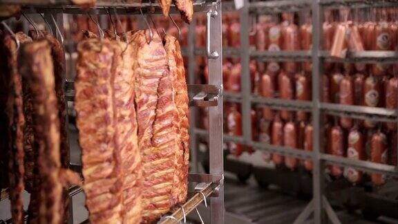 香肠烤排骨食品厂货架上的肉制品多莉
