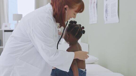 一个医生用听诊器给一个可爱的小女孩做检查的4k视频