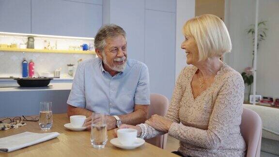 老年白人夫妇在家喝咖啡