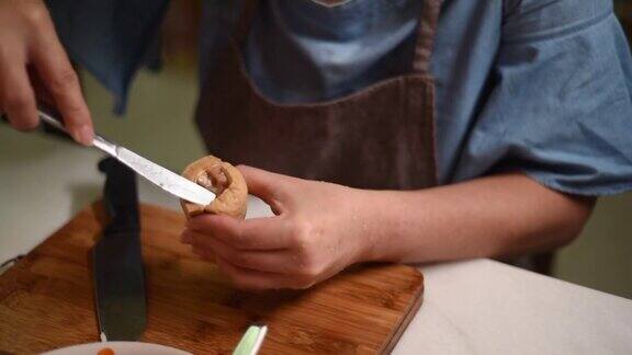 客厅里的女人手握菜刀在切干豆腐