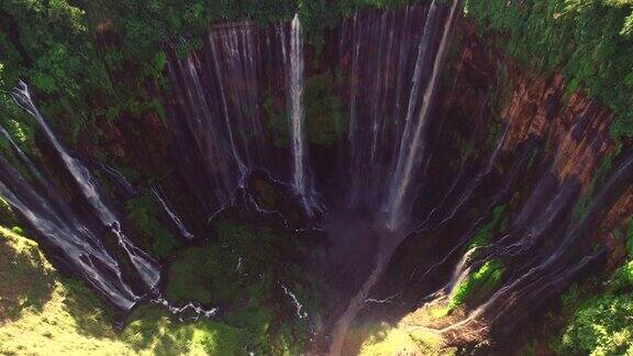 Tumpaksewu彩虹瀑布空中风景印度尼西亚