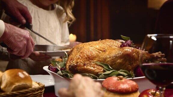 感恩节火鸡被切开并端上餐桌