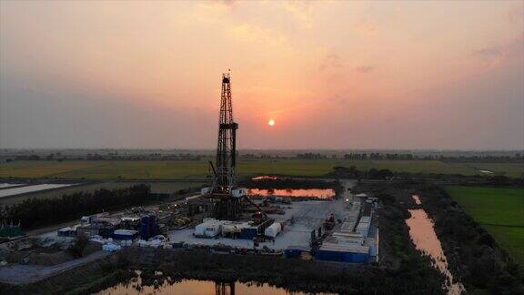 夕阳下油田的石油钻井平台
