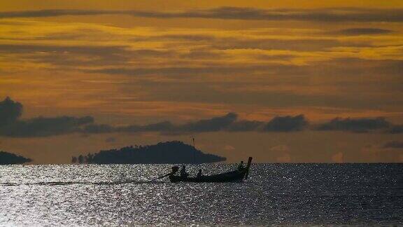 长尾船在夕阳的景色