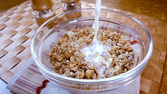 全谷物麦片早餐在碗里美味的早餐和牛奶慢动作旋转跟踪镜头