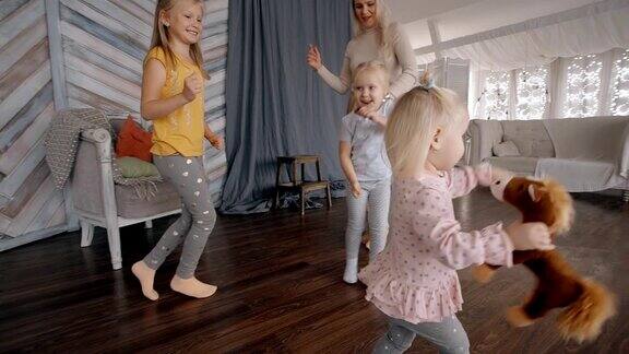 女人和孩子女孩在现代室内公寓跳舞