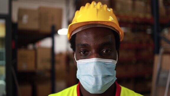 一名非洲工人戴着防护口罩在配送箱仓库内工作