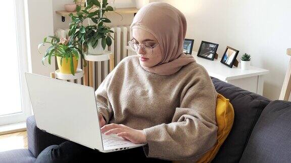 中东妇女在家工作时参加在线商务会议