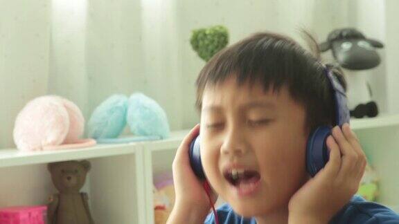 快乐的小男孩伴着听音乐