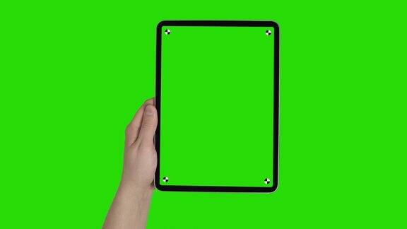 男性在肖像平板在绿色屏幕背景与跟踪合成4k