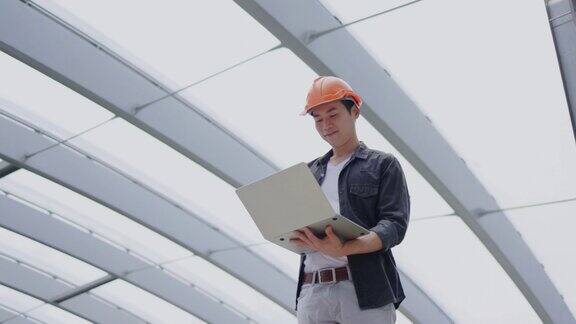 工头工程师用笔记本电脑检查数据建设建筑师或建筑工人在工业厂房中戴安全帽专业的管理打算工作概念蓝领