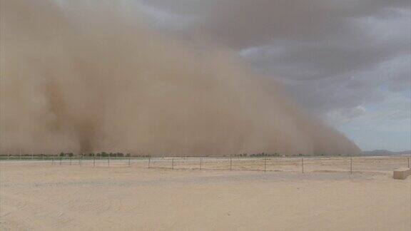 在阿富汗的沙漠风暴从基地营地看到