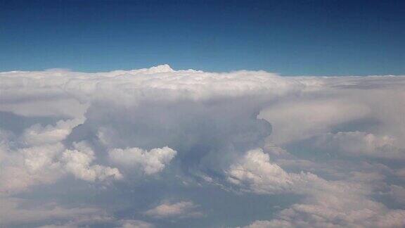 从飞机上看云
