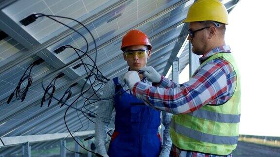 男人们正在学习如何插入太阳能电池板