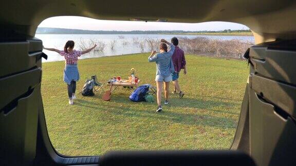 一群朋友在湖边准备野餐