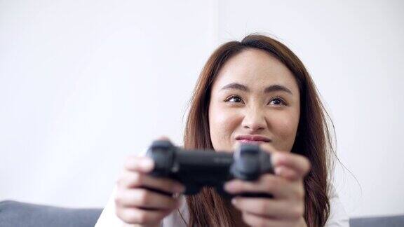 年轻女子用控制器玩电子游戏