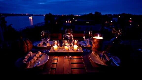 日落时分浪漫的海边餐厅