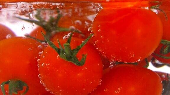 把水倒进装满西红柿的碗里