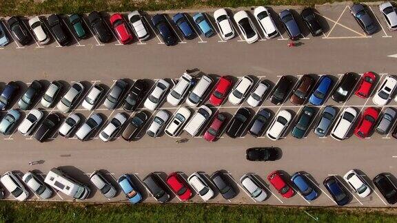 从上面看到的拥挤的停车场