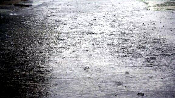 在雨天的街道上水坑的特写镜头Slowmotion镜头